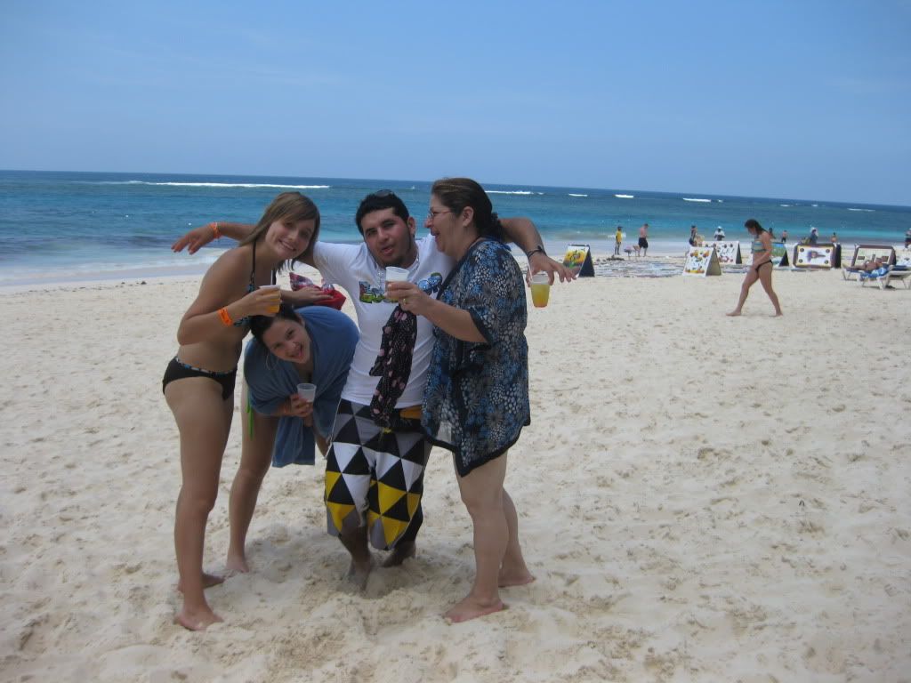 Sekoilua rannalla ft. Genesis, Miguel ja mami.